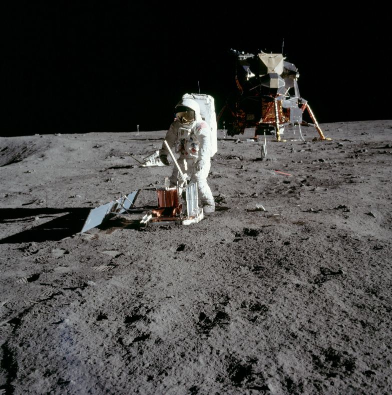 buzz aldrin install seismometer apollo 11
