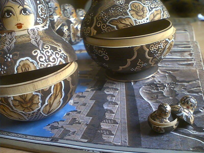 A table with a bunch of vases on it.