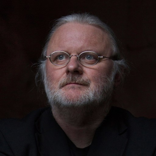 Jon Fosse is posing for a photo.