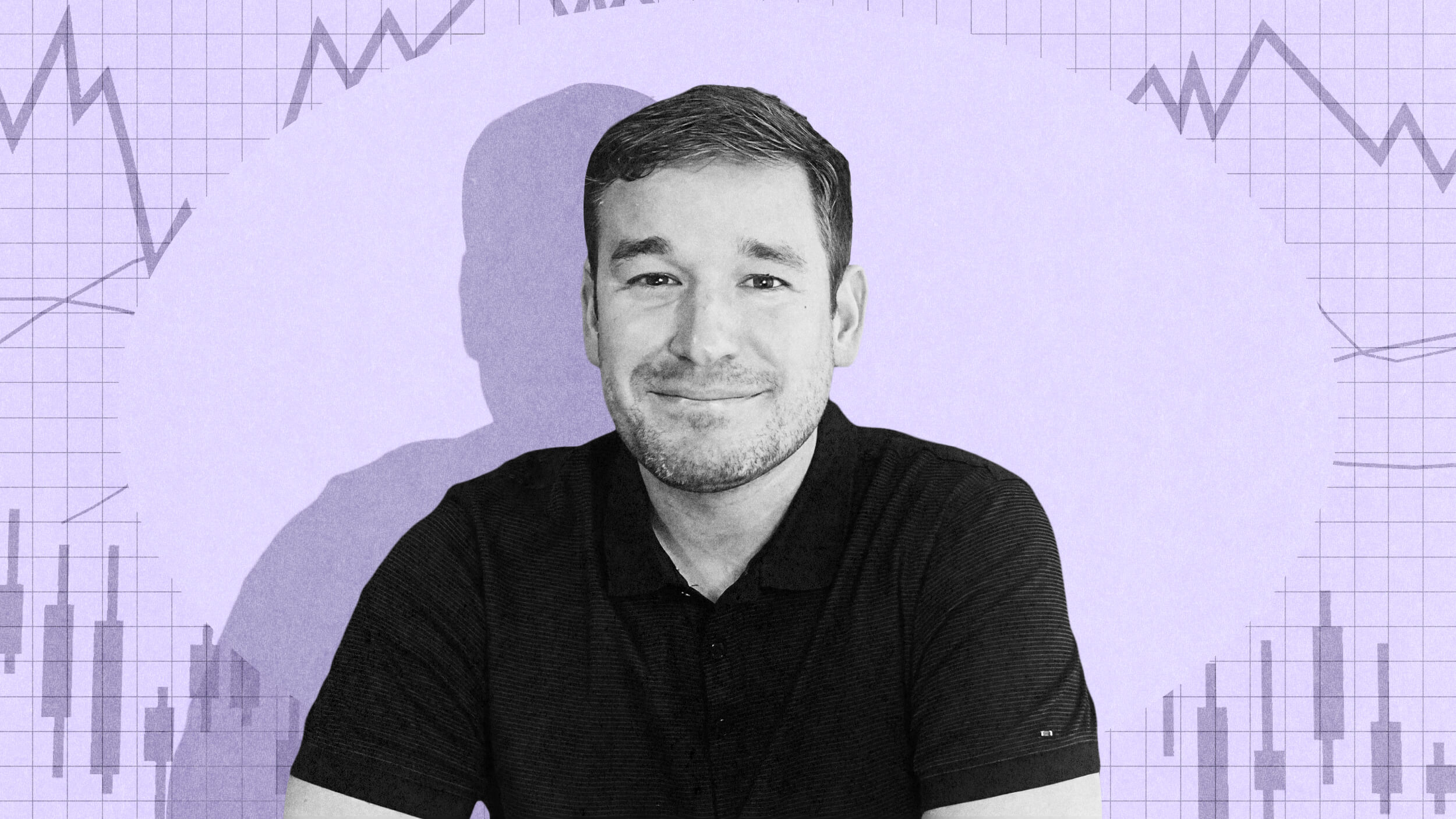 A man in a dark polo shirt sits and smiles in front of a background with graph lines and stock charts, evoking the analytical style of Buffett and Munger.